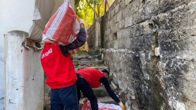 Budanan ağaç dalları, dar gelirli ailelere ulaştırılıyor.