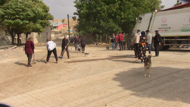 Köy halkıyla belediye ekipleri çevre temizliği yaptı